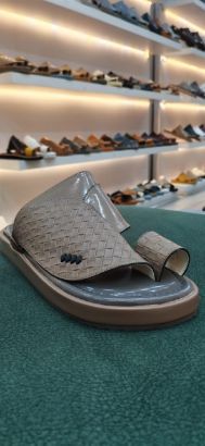 صورة حذاء شرقي نقش تمساح  ارضيه ملبس مريح ومانع الانزلاق